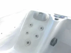 VOGUE SPA Bañera de hidromasaje de 2 plazas perlado con cubierta, 18 jets, Ancho 210 x Prof. 110 x Alt. 74 cm, motor BALBOA, TAHITI Blanco Best