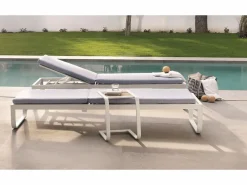 Chaise longue de aluminio y fibra sintética con cojín azul^ Hot