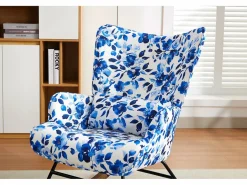 Elegante mecedora de terciopelo con estructura de metal y base de madera para un dormitorio con estilo.^