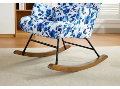 Elegante mecedora de terciopelo con estructura de metal y base de madera para un dormitorio con estilo.^
