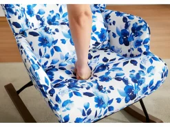 Elegante mecedora de terciopelo con estructura de metal y base de madera para un dormitorio con estilo.^