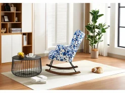 Elegante mecedora de terciopelo con estructura de metal y base de madera para un dormitorio con estilo.^