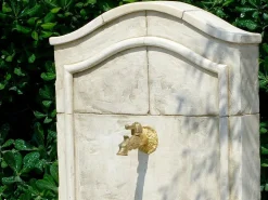 Habitat et jardin Fuente mural de piedra reconstituida "Florence" con grifo de latón Color natural claro New