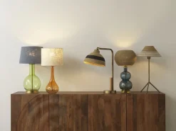 Lámpara de sobremesa con tulipa de fibra natural trenzada Marru00f3n