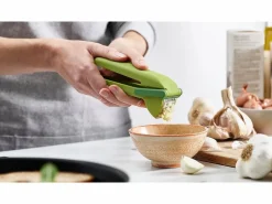 Joseph Joseph Prensa de ajo CleanForce , diseño ergonómico, fácil de usar y limpiar, ideal para triturar ajo sin esfuerzo en la cocina. Verde Discount
