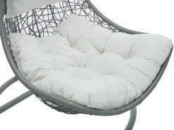 MYLIA Sillón colgante de ratán trenzado - con cojines blancos - OROSI de Gris claro