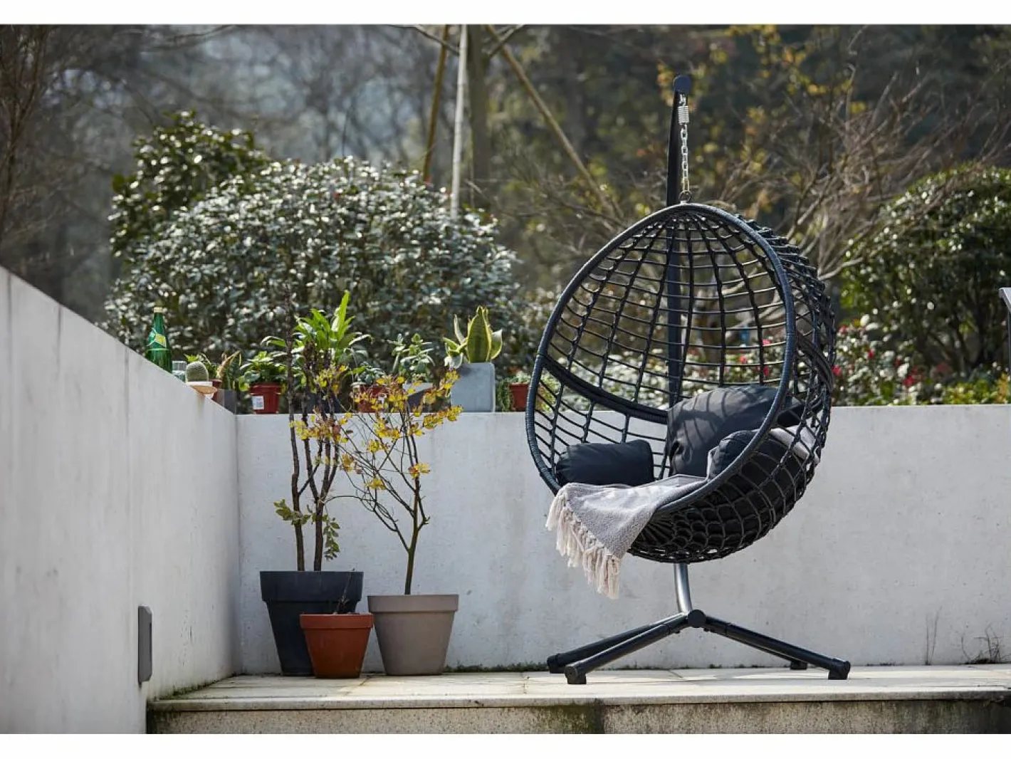 Sillón colgante negra de resina trenzada AUROA^Concept-Usine Discount