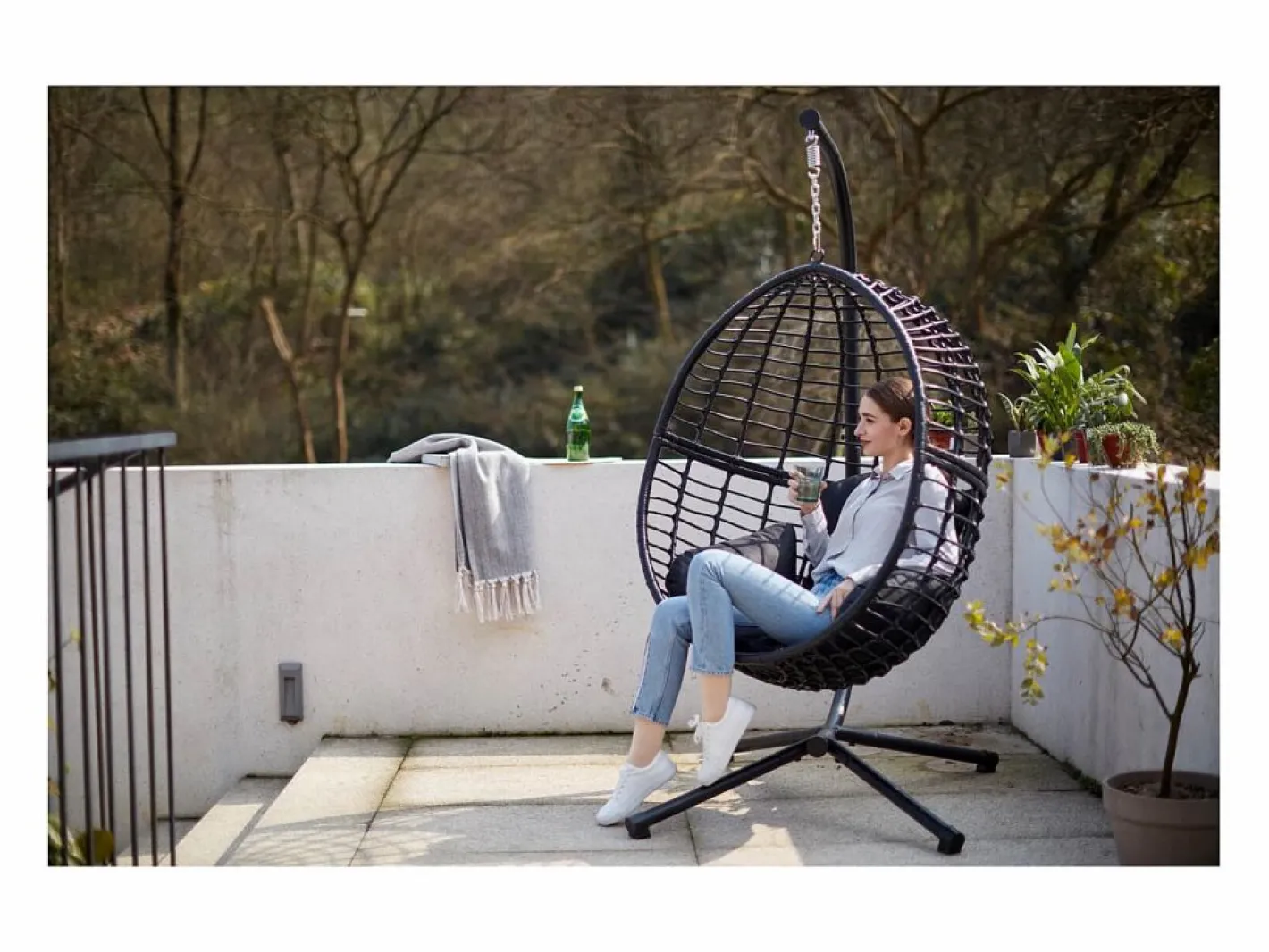 Sillón colgante negra de resina trenzada AUROA^Concept-Usine Discount