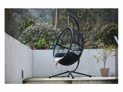 Sillón colgante negra de resina trenzada AUROA^Concept-Usine Discount