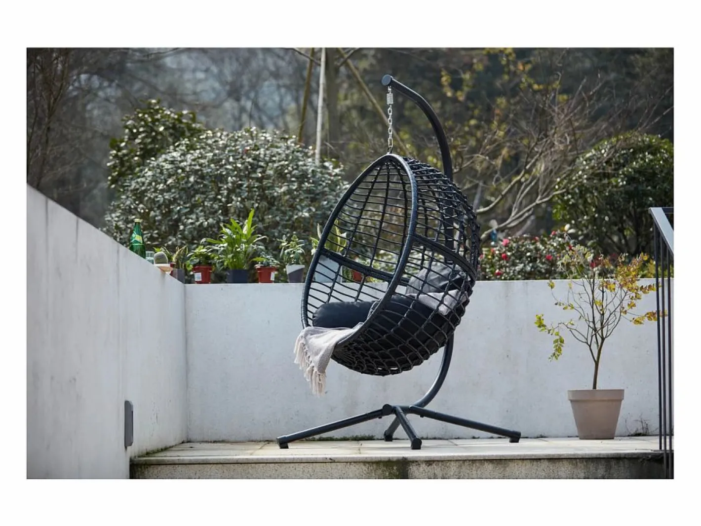 Sillón colgante negra de resina trenzada AUROA^Concept-Usine Discount