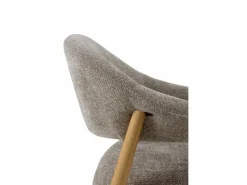 Sillón de madera de roble tapizado en Topo Outlet